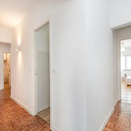 Апартаменты Houze Spacious Near Marques De Pombal *